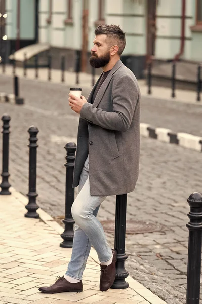 J'attends quelqu'un dans la rue. Homme barbu hipster boire tasse de papier café. Homme d'affaires bien entretenu profiter d'une pause café en plein air fond urbain. Profiter du moment du café. Promenez-vous et profitez du café chaud frais — Photo