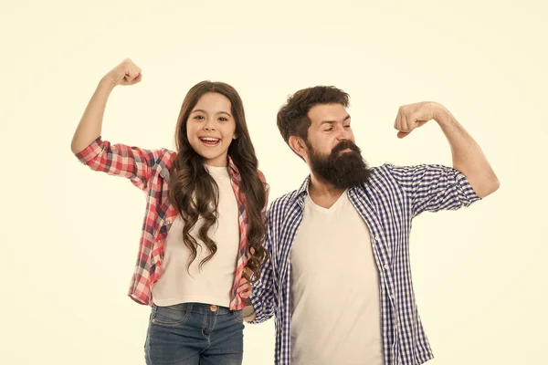 Fuerte como mi padre. Los mejores amigos de papá y niño muestran un gesto bíceps. La paternidad y la infancia. Concepto del día de los padres. Padre encantador y linda familia fuerte niño. Padre e hija abrazan fondo blanco — Foto de Stock