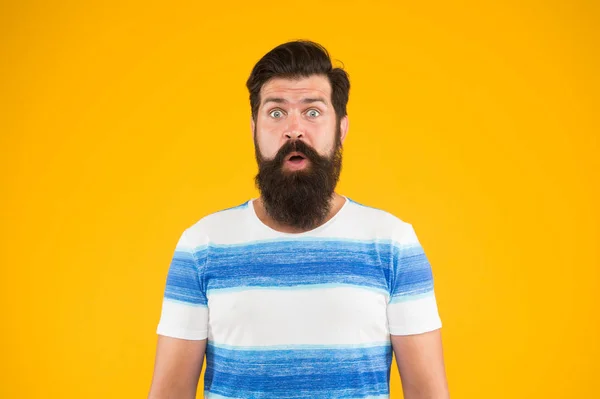 Sommarlovet. Sea Resort. Ocean Cruise. Sommar stil. Guy klädd randig skjorta på sommarlov. Barbershop konceptet. Man skäggiga hipster med mustasch och långt skägg på gul bakgrund — Stockfoto