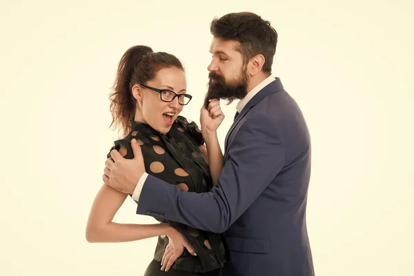 Ela sabe como alcançar o sucesso. Nada pessoal, apenas negócios. Colegas homem com barba e mulher bonita no fundo branco. Liderança empresarial e equilíbrio de cooperação. Conceito de negócio complicado — Fotografia de Stock