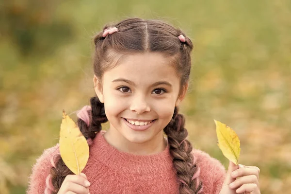 Lycklig barndom. Skoltid. Små barn med höstlöv. leende liten flicka i höst skog. Höstlöv och natur. Gärna runt. Inget mer regn. Helt nöjd. Bekymmerslös och glad — Stockfoto