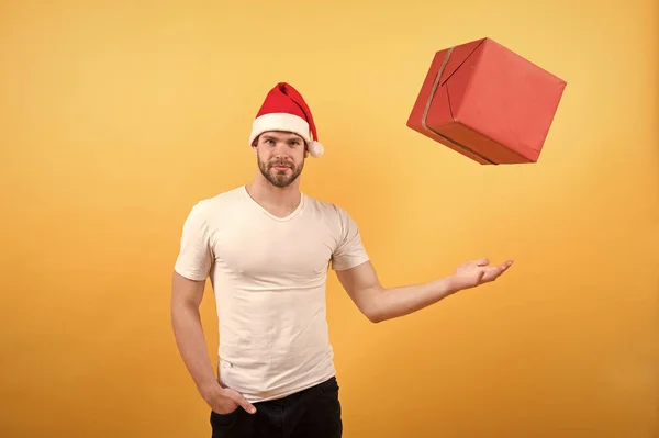 Livraison cadeaux de Noël. heureux père Noël homme sur fond jaune. Le matin avant Noël. homme au chapeau de Père Noël tenir cadeau de Noël. achats de Noël en ligne. Bonne année. Vente vacances d'hiver — Photo