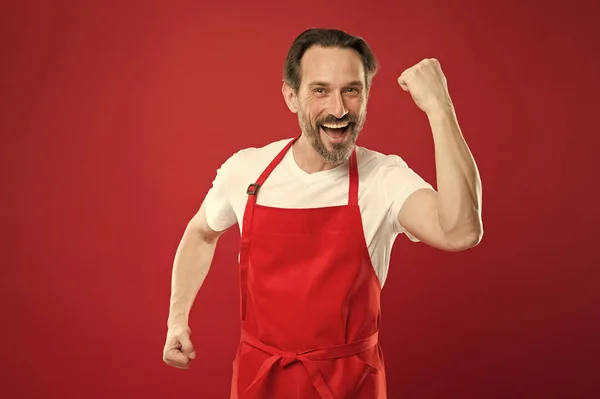 Multitasking är kockar spel. Kock med skägg och mustasch röd bakgrund. Man mogen koka poserar matlagning förkläde. Fina recept. Idéer och tips. Chief cook och professional kulinariska. Laga mat hemma — Stockfoto