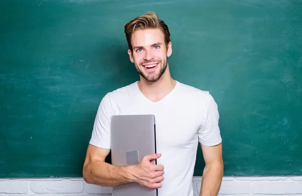 Sécurité vie en ligne. Professeur d'école avec ordinateur portable. Un bel homme utilise les technologies modernes. La technologie numérique. Apprendre les sciences numériques. Programmation du développement web. Concept numérique. Communications en ligne — Photo