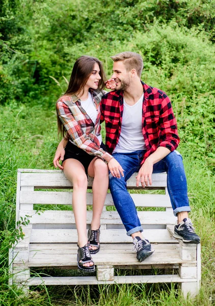 Namorado e namorada apaixonados. Conceito de amor e romance. Fim de semana familiar. Encontro romântico no parque. Um casal apaixonado senta-se no banco. A juventude anda por aí. Férias. Desfrutando de bom fim de semana juntos — Fotografia de Stock