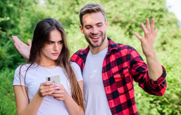 Las mujeres usan el teléfono móvil. Móvil adicto. Redes sociales. Navegar por Internet. Compra en línea. Dependencia de Internet. Chico y chica de la naturaleza smartphone. Ella siempre en línea. Hombre celoso novia mensajería en línea — Foto de Stock