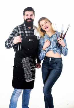 Piknik ve barbekü. Sakallı hipster ve kız barbekü partisi için hazır. Kavurma ve ızgara yemeği. Birlikte yemek pişiriyorum. Aşık çift pişirme mutfak eşyaları barbekü tutun. Açık havada et kavurma araçları