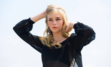 Ağartma kökleri. Nasıl ağartılmış saç dikkat çekmek için. Kuaför ipuçları kavramı. Ağartılmış saçlarımı kurtardım. Kız ihale sarışın makyaj yüz gökyüzü arka plan. Nasıl hızlı ve güvenli bir şekilde ağartılmış saç onarmak için