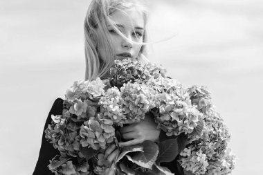 Alerjiden arınmama hayatı. Alerji çiçeklenme mevsimini durdurun. Kız ihale sarışın ortanca buket tutun. Bahar çiçekleri. Polen alerjisi. Dişiler çiçeklere bayılır. Bahar öznitelikleri. Alerji olmadan bahar ın tadını çıkarın