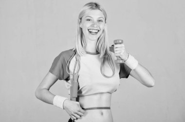 İnce yapılı aşağı çalışıyor. Fitness başarı. Yaz cesedi hazırlayın. Fitness sonuç. Kalori yakmak fitness egzersiz. Kilo kaybı. Fitness ve sağlık. Kadın ince bel mükemmel belly ve şerit metre