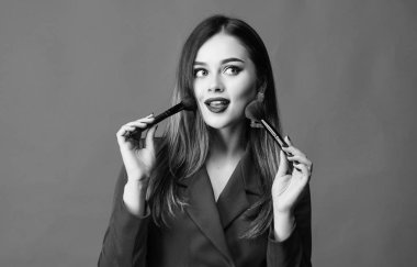 Özgür ve mutlu hissediyorum. saç güzellik ve kuaför salonu. güzellik ve moda. Kadının moda portresi. takı küpe. Kırmızı ceketli kız. Profesyonel makyaj fırça aracı ile seksi kadın