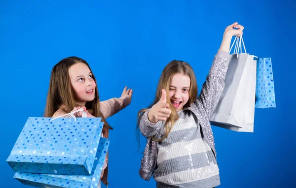 Crianças felizes na loja com sacos. Dia de compras felicidade. As irmãs fazem compras juntas. Compre roupas. Comprador viciado em moda. Crianças boutique de moda. Fazer compras é a melhor terapia. Compras de seus sonhos — Fotografia de Stock