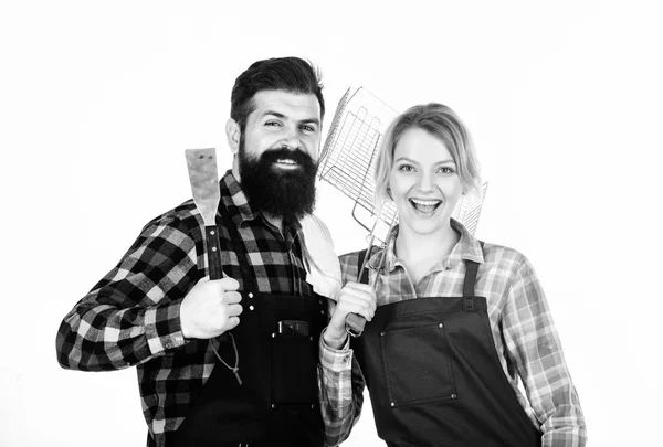 Pareja enamorada preparándose para la barbacoa. Picnic y barbacoa. Hombre barbudo chico y chica listo para barbacoa fondo blanco. Fiesta barbacoa patio trasero. Cocina familiar a la parrilla. Cocinar juntos — Foto de Stock