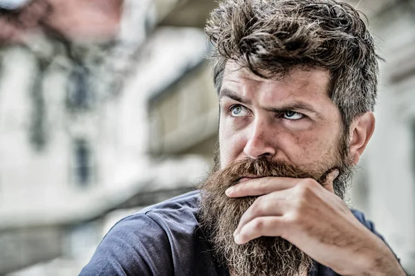 Cara concentrada del hombre barbudo. Concepto de humor reflexivo. Tomar decisiones importantes. Hombre con barba y bigote atormentado. Hipster con barba expresión reflexiva. Pensando y dudando —  Fotos de Stock