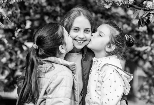 Sommaren. Barndoms skönhet. Familjedag. Naturkosmetik för huden. liten flicka barn i vårblomma Bloom. Blossom lukt, allergi. Systerskap. glada systrar i körsbärsblomma. Sakura blommande — Stockfoto