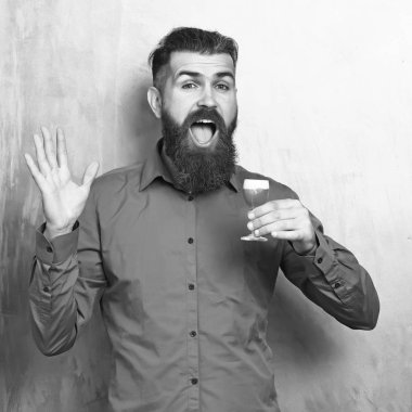 Sakallı adam, uzun sakal. Acımasız beyaz gülümseyen mutlu hipster alkollü kırmızı atış altın doku adam üzerinde tutarak kahverengi gömlekli bıyıklı