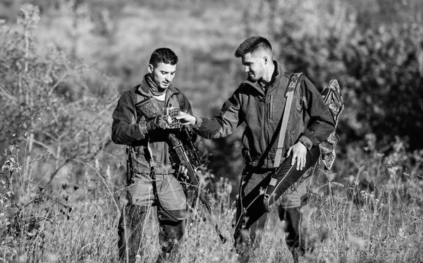 Habilidades de caza y equipo de armas. Cómo convertir la caza en hobby. Amistad de hombres cazadores. Fuerzas del ejército. Camuflaje. Uniforme militar. Cazadores de hombres con rifle. Campamento de entrenamiento. Hobby para hombres de verdad — Foto de Stock