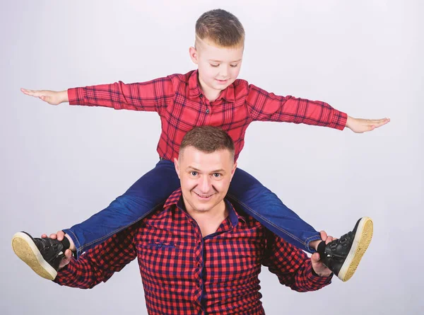 Familia feliz juntos. Un niño pequeño con papá. Día de los padres. Disfrutando del tiempo juntos. infancia. crianza. padre e hijo con camisa roja a cuadros. Desarrollando una nueva línea de moda. sensación de libertad — Foto de Stock