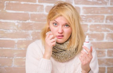 Nazal sprey burun akıntısı ilaç. Kız hasta kişi burun damlaları ve doku tutun. Anti kavramı. Ev tedavi. Etkili burun spreyi. Burun akıntısı ve diğer belirtiler soğuk. Burun damla plastik şişe