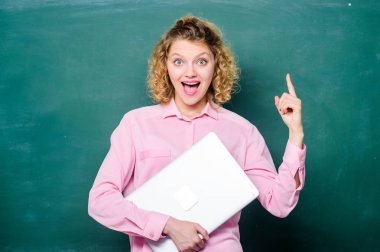 Bilgisayar ile Ders. e-öğrenme. Tahtadaki öğretmen kadın. dizüstü bilgisayar ile mutlu öğrenci. modern teknoloji. kız Çalışma Online Sınıfta. online eğitim. serbest çalışma. fikir ile ilham
