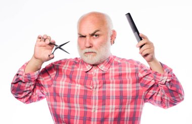 Saçları sihirli gösteriyor. Kes ve saç fırçala. Tıraş makası alet çantası. Beyaz sakallı, olgun bir adam. Tıraşsız yaşlı adamın bıyığı ve sakalı var. Berber dükkanı konsepti. Tıraş aksesuarları