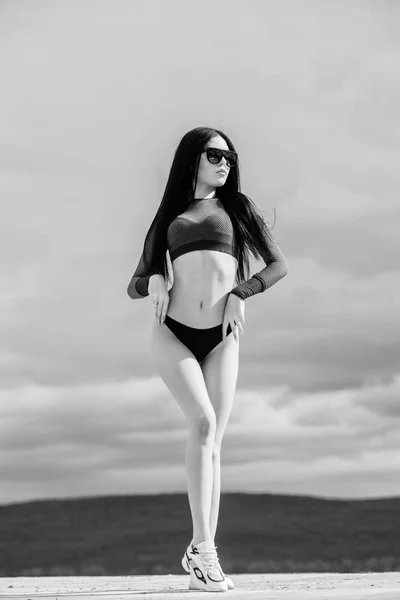 Passen Sie Ihren Körper an und verlieren Sie Gewicht. sinnliches Mädchen in Unterwäsche und Sonnenbrille draußen. sexy Frau mit fittem Körper. Sport und Fitness. Sommermode Schönheit. perfekter Körper ohne Cellulite und Fett — Stockfoto