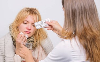 İlaç sadece reçete mevcuttur. Hasta bakımı ve sağlık hizmetleri. Hasta kadına teşhis yapan birincil bakım doktoru. Tıbbi doktor hastayı inceliyor. Doktor evde sağlıksız kadın ziyaret