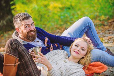 Aile pikniği. Sevgililer günü. mutlu kadın ve sakallı adam mulled şarap iç. aşk Tarih ve romantizm. Bahar ruh. kamp ve yürüyüş. Şerefe. çay veya kahve ile sonbahar ormandaki iki aşk içinde dinlenmek