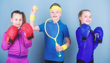 Sportif kardeşler. Çocukların keyif aldıkları sporları bulmalarına yardımcı olmanın yolları. Arkadaşlar spor eğitimi için hazır. Çocuk tamamen farklı bir spor excel olabilir. Boks spor ekipmanları ve erkek tenisçi ile Kız çocuklar