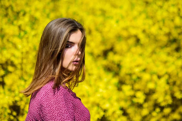 Ressort dans ma tête. maquillage beauté naturelle. coiffure. jolie femme soin de la peau. fille comme la nature. beauté de la mode. femme sexy en fleur de printemps. les arbres en fleurs d'été et les fleurs jaunes — Photo