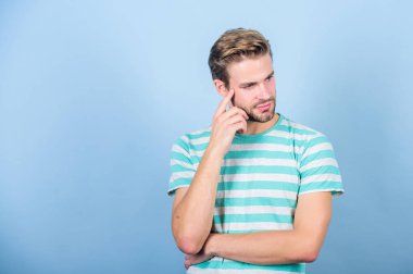 Yakışıklı adam yüzü zamansız yakışıklı maço temsil edebilir. Yakışıklı adam kendinden emin amaca yönelik sağlıklı. Güzellik rutini ve öz bakım. Kıl ve güzel saç modeli ile iyi bakımlı yakışıklı adam