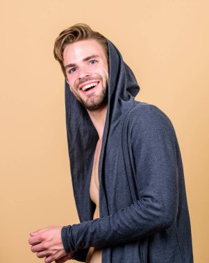 Erkeklik kavramı. Erkeklik ve güven. Adam kapüşonlu spor tarzı giysiler giyer. Alışılmadık ama erkeksi bir görünüm. Kaba erkeklik son derece geleneksel yakışıklı görünümlü komuta