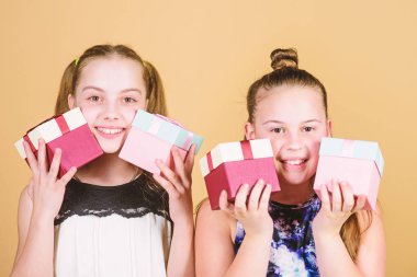 Oh, mutlu günler. Çocuklar hediye kutuları bej arka plan tutun. Çocuklar kızlar hediye memnun. Kızlar Sevimli kutlamak Doğum günü. Çocuklar mutlu Doğum günü hediyeleri seviyor. Alışveriş ve tatil. Sisters hediyeler zevk