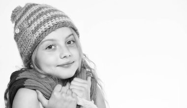 Sıcak yün aksesuarları. Kız mutlu yüz beyaz arka plan. Şapka ve atkı sıcak tutar. Çocuk sıcak örme şapka ve uzun eşarp giyer. Sonbahar moda konsepti. Hangi kumaşlar bu sonbaharda sizi en sıcak tutacak