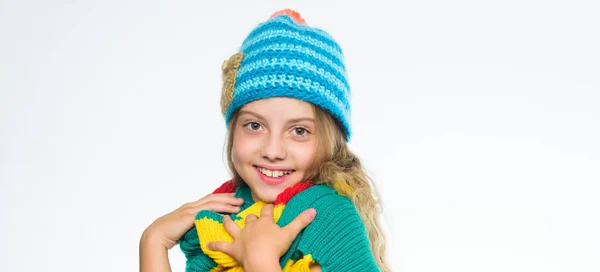 Quali tessuti vi terrà più caldo questo inverno. Ragazza capelli lunghi felice faccia sfondo bianco. Bambino indossare caldo morbido cappello blu maglia e lunga sciarpa. Accessori caldi in lana. Cappello e sciarpa tenere al caldo — Foto Stock