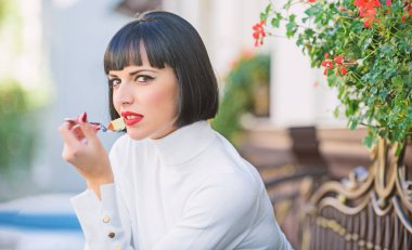 Kendini şımart. Kız pasta tatlısı ile kafe dinlenmek. Keyifli zaman ve rahatlama. Gurme konsepti. Lezzetli gurme kek. Kadın çekici zarif esmer gurme kek cafe teras arka plan yemek