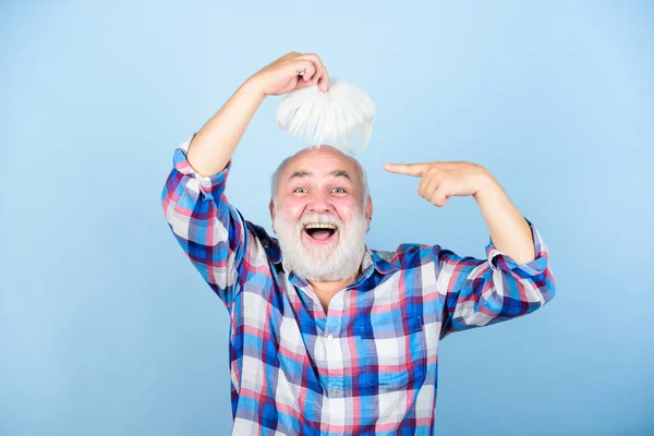 Salone senza la pretesa. Uomo anziano con la barba grigia. uomo barbuto maturo in parrucca bianca. Concetto di perdita di capelli. nonno in pensione. assistenza sanitaria. Buon nonno. barbiere e parrucchiere. moda maschile — Foto Stock