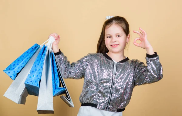 Agradable precio. Ventas y descuentos. Niña pequeña con bolsas de compras. al por menor. Ahorro de compra vacaciones. Niña alegre. Niña con regalos. Moda y estilo. cliente con paquete. ¿Qué tal el precio —  Fotos de Stock