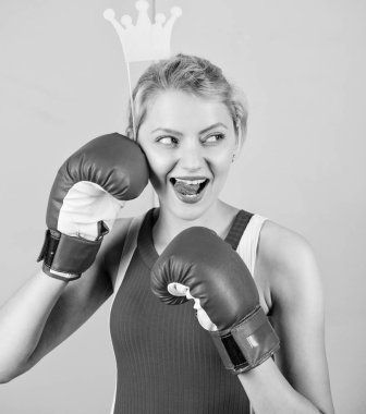 Parti zamanı. Prenses bakışlı sporcu. Boks eldivenlerinde taç pervanesi olan komik bir kadın. Parti pervane ile sevimli boksör kız. Spor giyiminde atletik bir kadın. Boks onun için eğlenceli.