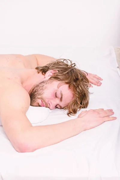Einfache Tipps zur Verbesserung des Schlafes. Mann unrasiert bärtigen Gesicht Schlaf entspannen oder einfach nur aufwachen. Typen bärtigen Machos entspannen sich morgens. Total Relax Konzept. Mann attraktiven Macho entspannen und sich wohlfühlen — Stockfoto