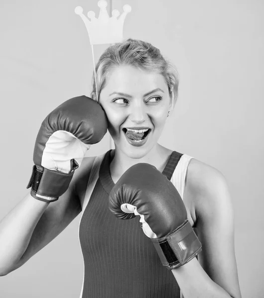 Es hora de la fiesta. Deportiva con aspecto de princesa. Mujer divertida con puntal corona en guantes de boxeo. Linda chica boxeadora con accesorios de fiesta. Mujer atlética en ropa deportiva. El boxeo es divertido para ella — Foto de Stock