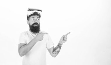 Sanal gerçeklik kulaklığı olan adam. Beyaz arka planda izole edilmiş sanal gerçeklik kaskı olan kişi. Sanal gerçeklik afişi.