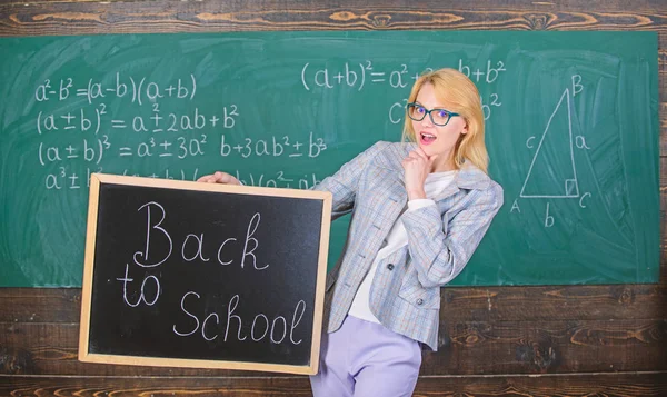 Början på nya skolan säsong. Lärare välkomnar skolår. Kvinna lärare håller blackboard inskription tillbaka till skolan. Lady pedagog i klassrummet undrar du redo att studera. Är du redo att studera — Stockfoto