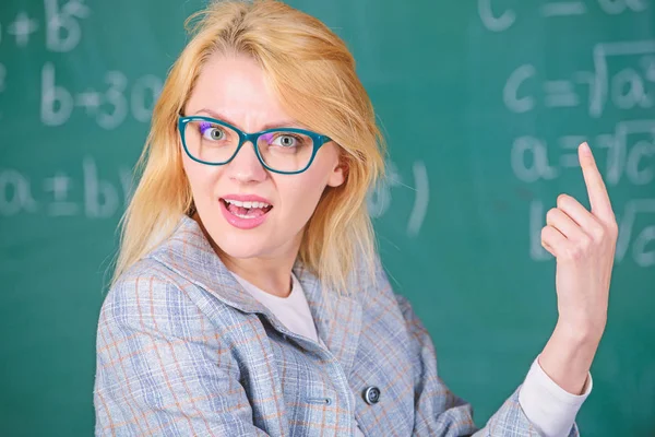 교사는 결과 대해 궁금해. 수학 작업을 해결 합니다. 당신은 알고 어떻게 그 작업을 해결. 여자 착용 안경 스마트 교사 교실 칠판 배경, 클로즈업. 학교 교육의 기본 지식 — 스톡 사진