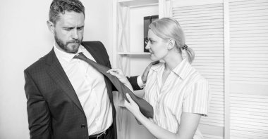 Kadınlar cinsel inisiyatif alır. Ofis ve cinsel davranış. Kadın erkek kravat tutun. Kız iş arkadaşı baştan. İşyerinde cinsel taciz. İşgücü cinsel taciz. Yönetmeni baştan çıkarmaya çalışın