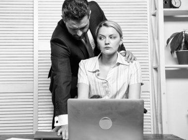 Taciz kavramı. Tacize karşı sessizlik kırıcı. İşyerinde kabul edilemez davranışlar. İş yerinde yasakilişkiler. İşyerinde cinsel taciz. Kadın ofis yöneticisi cinsel tacize maruz