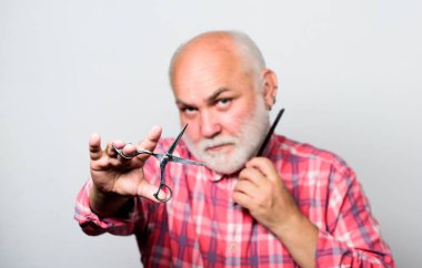 Sakalını mükemmelleştiriyor. berber dükkanı kavramı. tıraş aksesuarları. tıraş makas takım kiti. Traşsız yaşlı adamın bıyığı ve sakalı var. olgun sakallı adam beyaz izole. kesme ve fırça saç