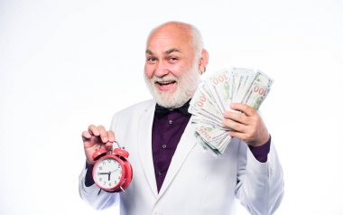 zaman paradır. zaman yönetimi. iş başarısı. Emeklilik. Timekeeping. çalar saat ile olgun sakallı adam. sakallı olgun adam para tutun. saat gösteri zamanı. Çalışma zamanı