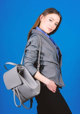 kadın çanta moda. resmi kıyafetler içinde kız öğrenci. öğrenci hayatı. Akıllı güzellik. . Iş. Sırt çantası olan Shool kızı. deri sırt çantası ile ceket şık kadın. Onun bilgisine güvenen