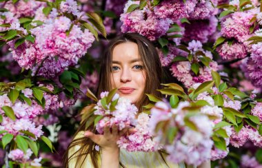 Baharın tadını çıkarıyorum. bahar çiçek çiçek kadın. çiçek kokusu, alerji. cilt bakımı ve spa. Cilt için doğal kozmetik. kiraz çiçeği kız. Sakura ağacı açıyor. doğal yaz güzelliği